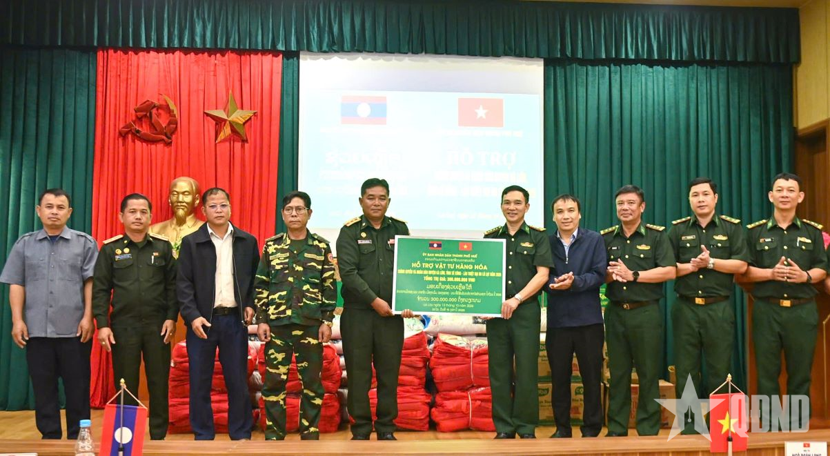 Bộ đội Biên phòng thành phố Huế phối hợp hỗ trợ người dân huyện Kà Lừm khắc phục hậu quả mưa lũ